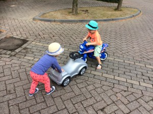 piemelpower buiten spelen nachtmerrie auto ongeluk