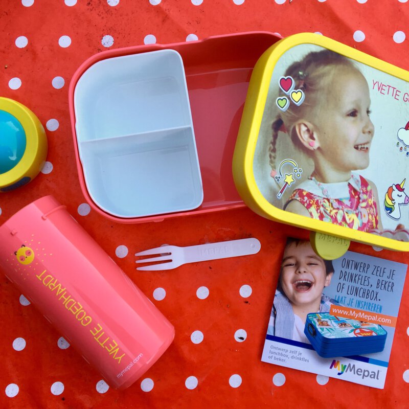 Een toffe broodtrommel met bentobox, vork en een toffe beker is onmisbaar voor de eerste schooldag