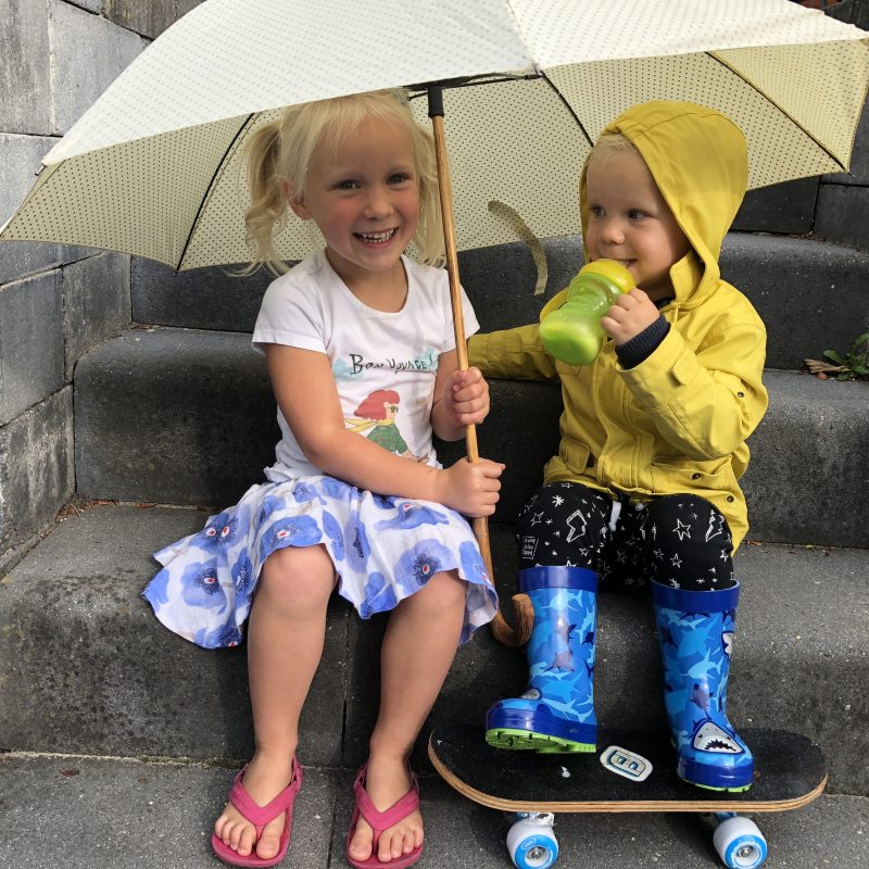 Regenkleding, geen moeder ontkomt hier aan ! Tijd voor actie, de R komt in de maand