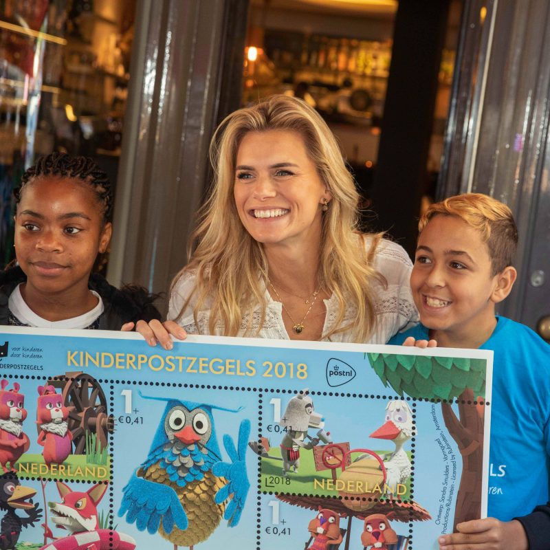 Kinderpostzegelactie 2018 van start! Eerste bestelling kinderpostzegels door Nicolette van Dam