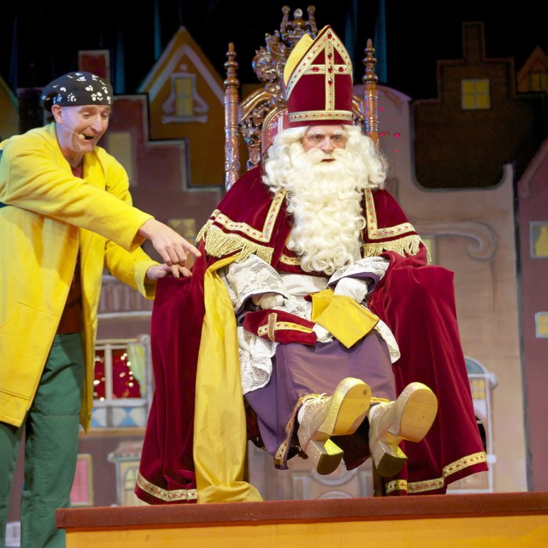 Ernst en Bobbie vieren een spannende verjaardag voor Sinterklaas vanaf 11 november in de theaters