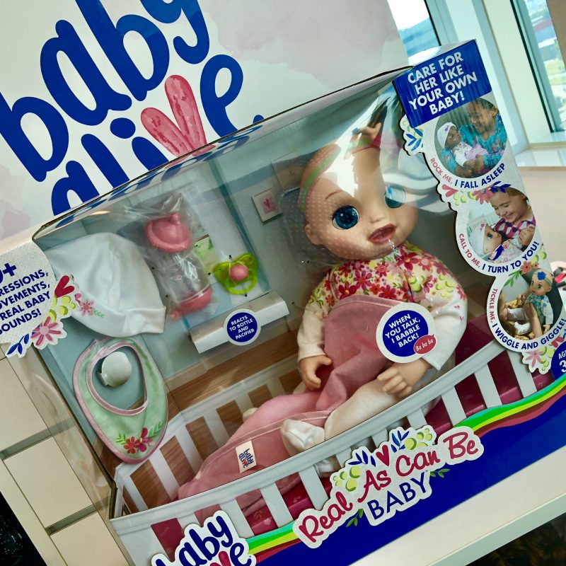 Hoe wij vreselijk moesten lachen om de Baby Alive plas en dans pop…