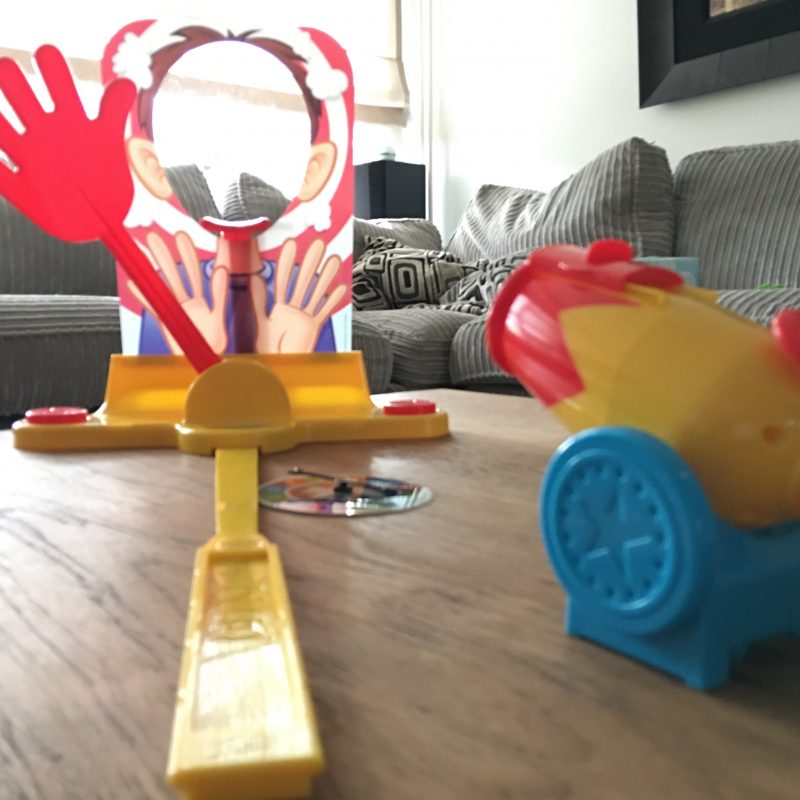 Spelletjes van vroeger en nu, we zijn dol op een leuk en vooral hillarisch gezelschapsspel