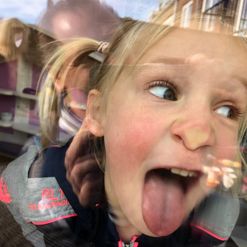 Doe niet zo kinderachtig!  Maar kinderlijk gedrag daar is helemaal niets mis mee!