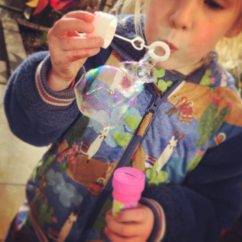 Bellenblaas! Wie is er niet gek op bellen in de lucht?