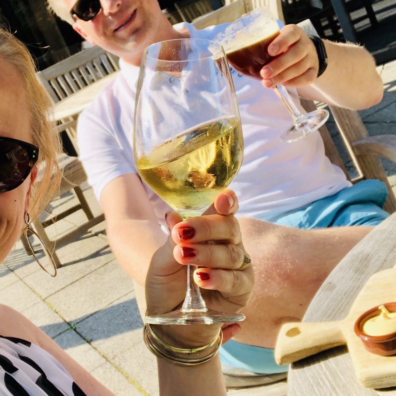 Dit onderscheidt een gelukkig stel met een koppel dat elkaar de tent uit vecht