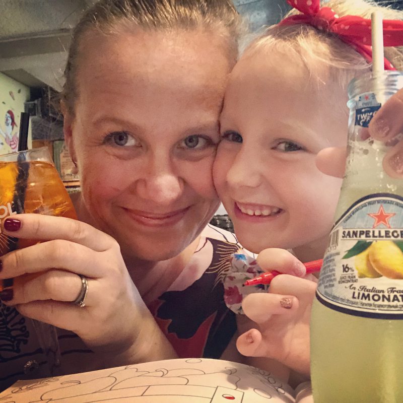 Knuffelen maar! Het is ‘Wereld knuffel je kind dag’, ook wel ‘Global Hug your kids Day’