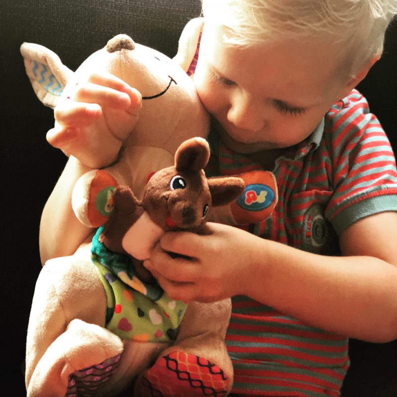 De spring & speel Kangoeroe is een pluche knuffelkont die niet stil kan zitten!