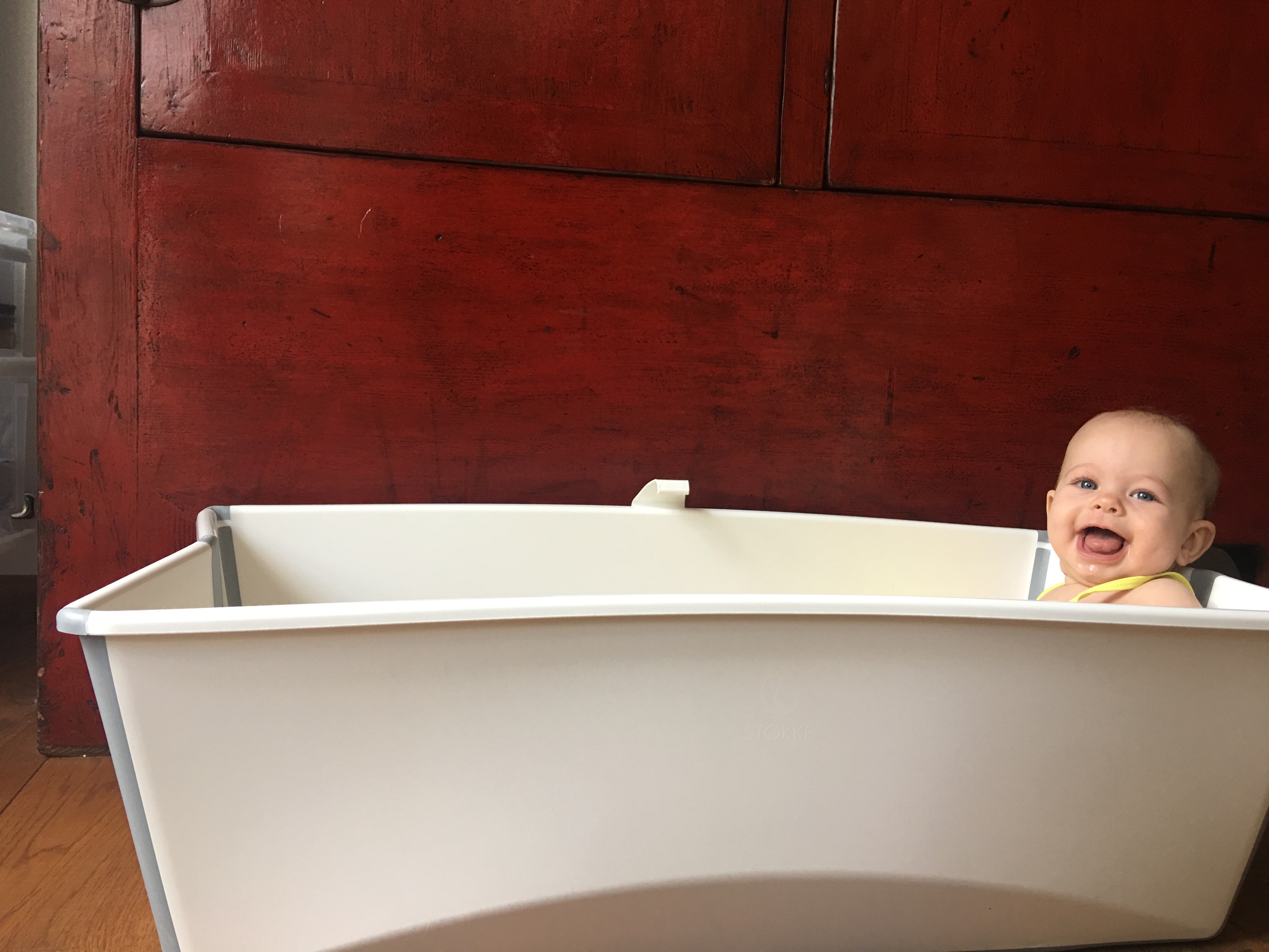 Verfijning plus lepel Een groot, klein, opvouwbaar badje van Stokke omdat het zo lekker handig  is. - Olivette