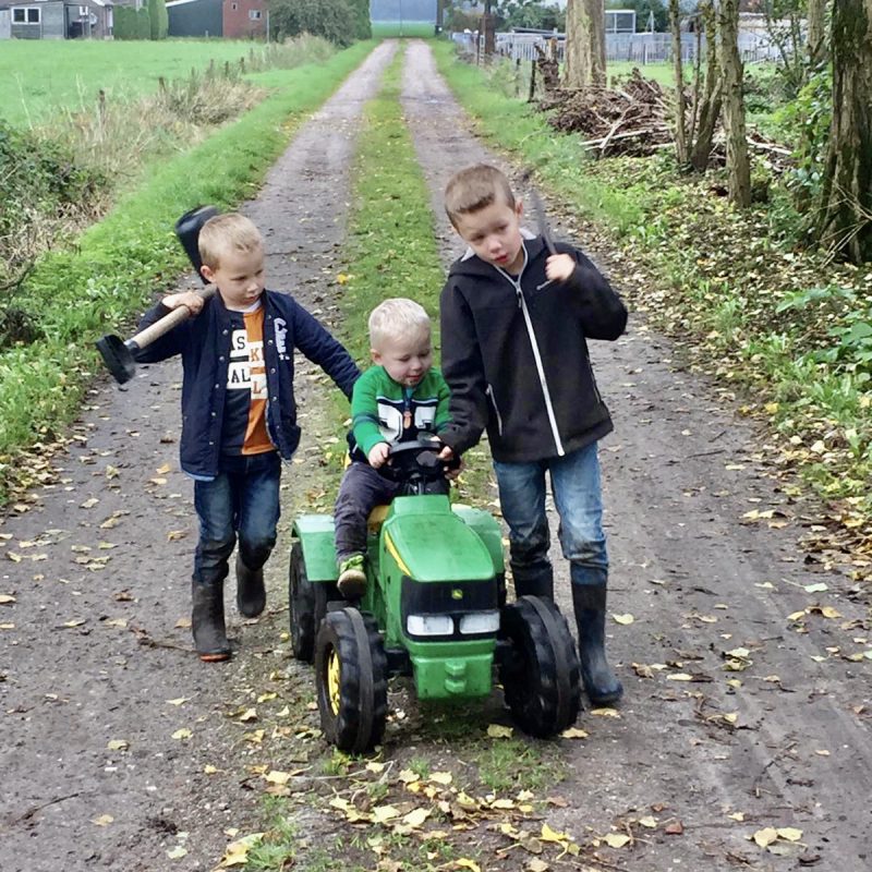Hoe maak je van 1 hectare een kinderparadijs? Een houten speelhuisje biedt uitkomst