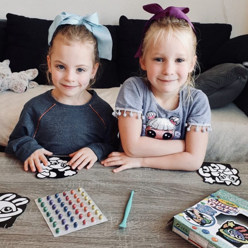 Crayola’s kleurrijke glitter dots! Knutselen met glitters zonder veel geknoei!