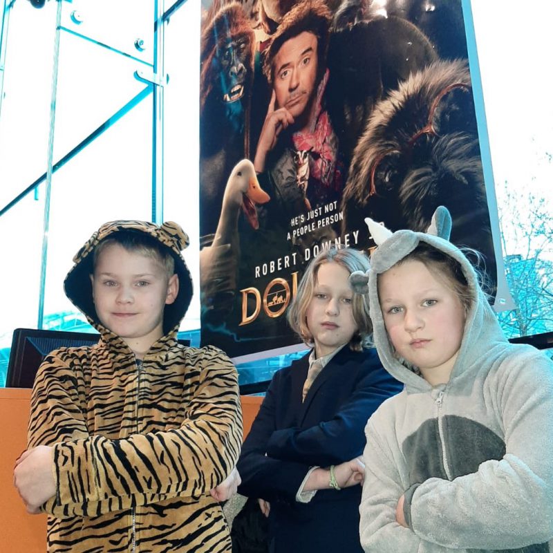 De film Dolittle & stemmencast maakt indruk op de stoere dierenvrienden