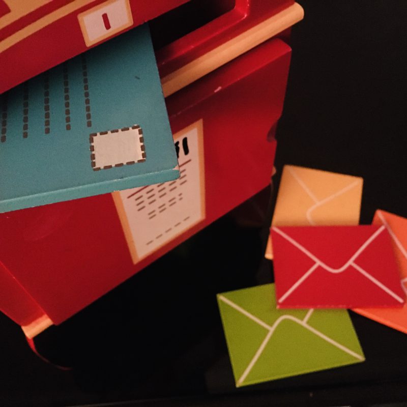 Envelop dicht en doosje vouwen, niks leuker dan een cadeautje van de postbode