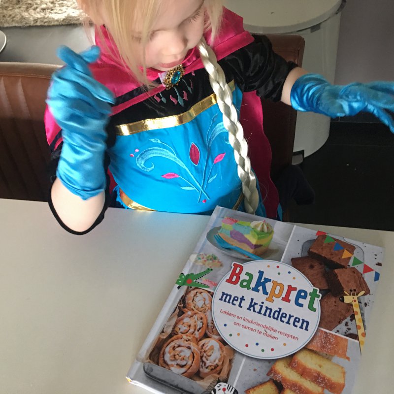 Boekjes voor feestjes, we kleuren en bakken wat af