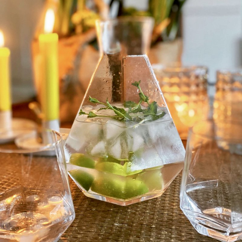 Puik, ‘Diamant’ vormige kristalglazen en karaf met een twist