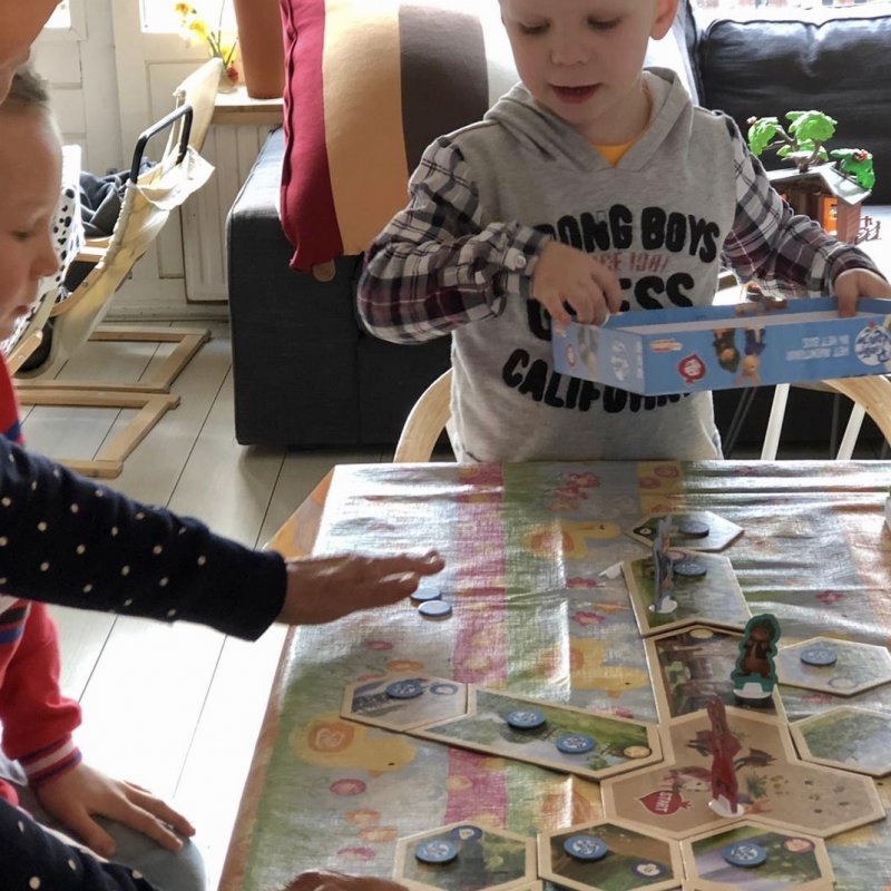 We spelen het Pieter Konijn bordspel in afwachting van de film!