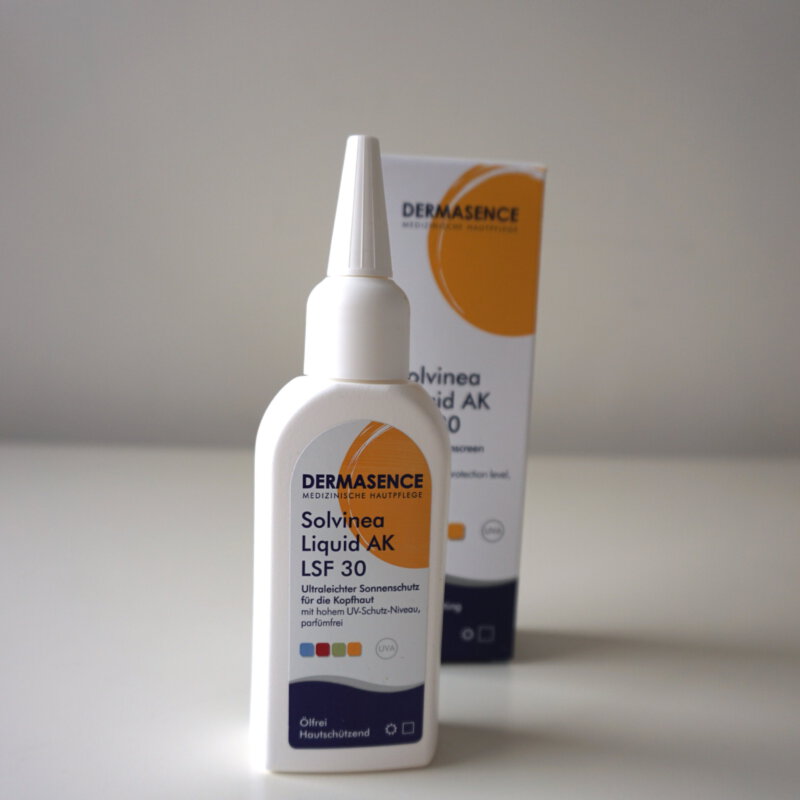 DERMASENCE zonnebrand beschermt je hoofdhuid