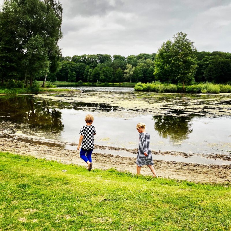Moedig de experimenten van je kleine avonturier aan met een boek vol waanzinnige weetjes over wetenschap