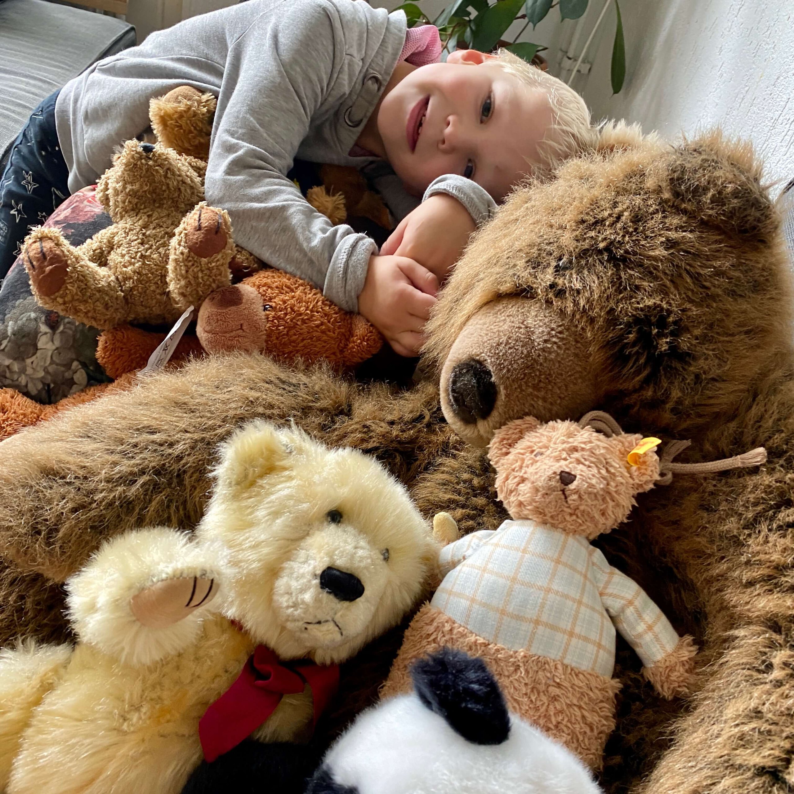 teddybear, teddybeer, teddyberendag, hug a bear, knuffelbeer, knuffel, slapen, liefde tonen aan je kind 