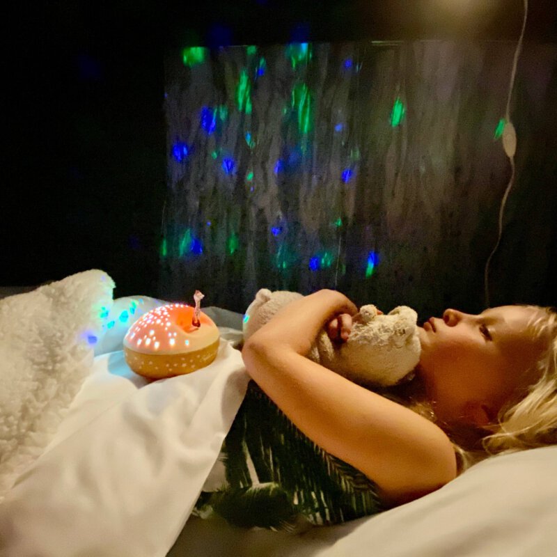 Heerlijk wegdromen met het nachtlampje van Sophie de giraf