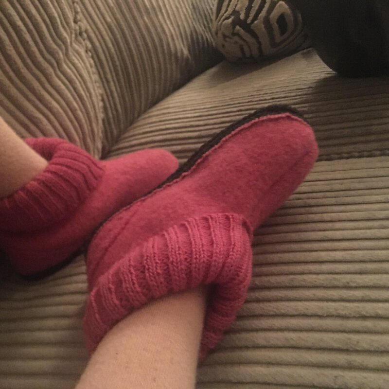 Warm en cozy tijdens , pyjamaparties met relaxtruien en fijne sloffen