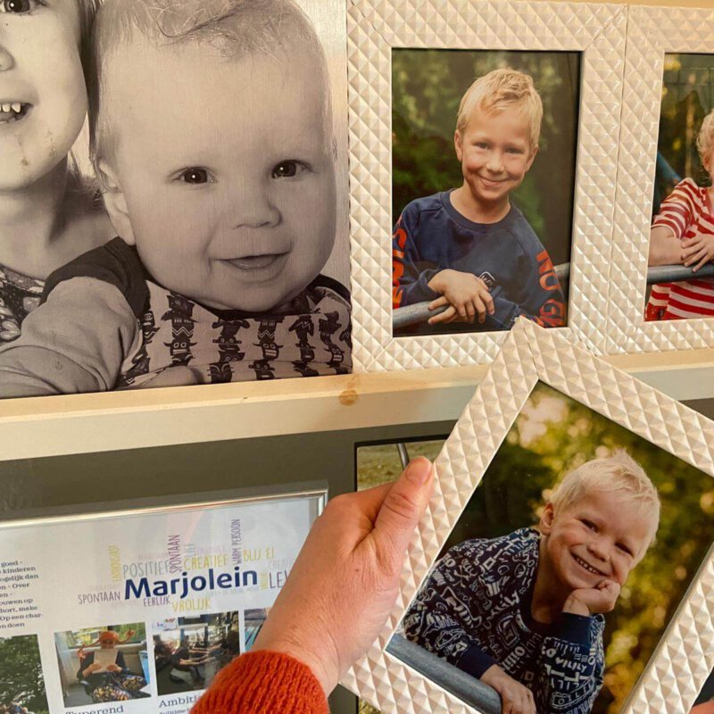 Foto’s van de kids aan de muur zonder gaten boren met STAS ophangsystemen!