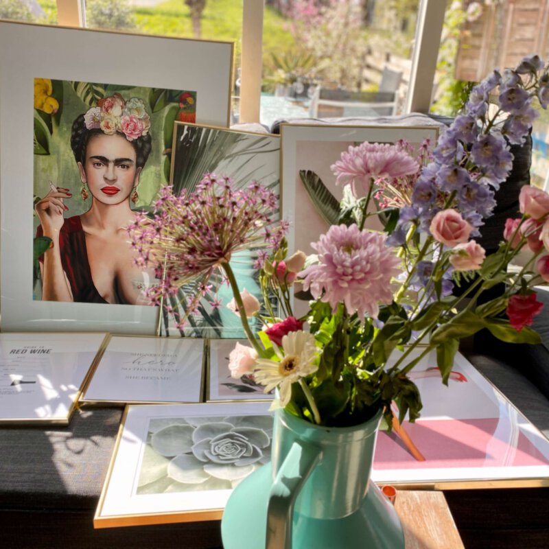 Posters aan de muur voor de extra “WOW”