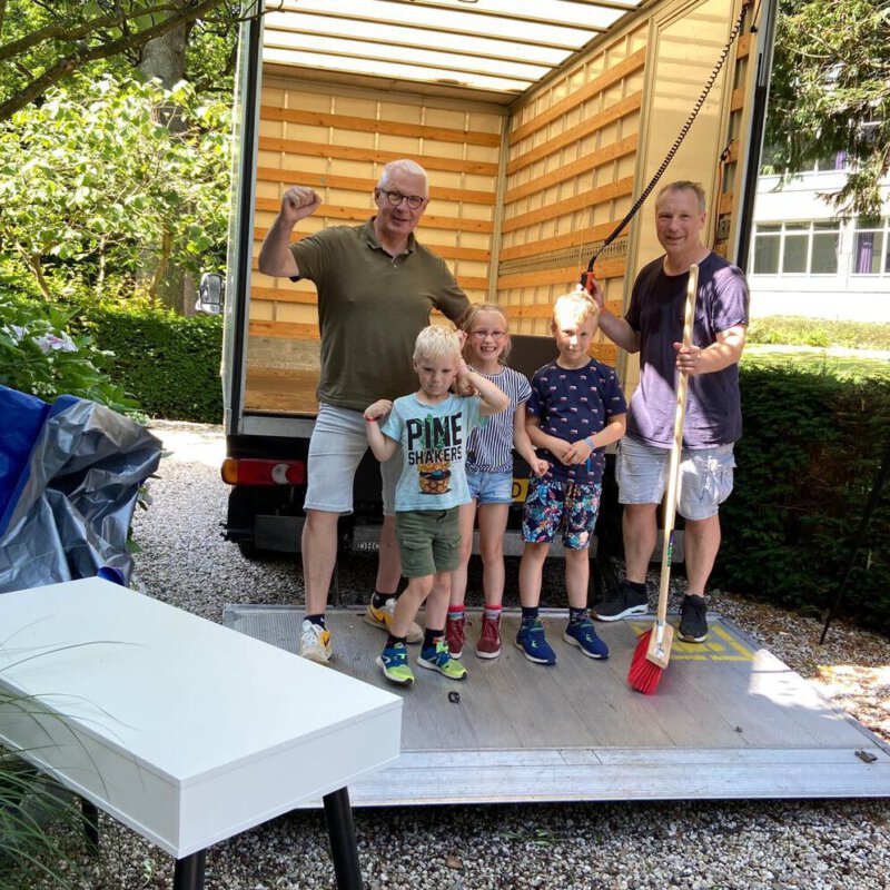 De potten verf staan klaar, tijd om het huis te schilderen