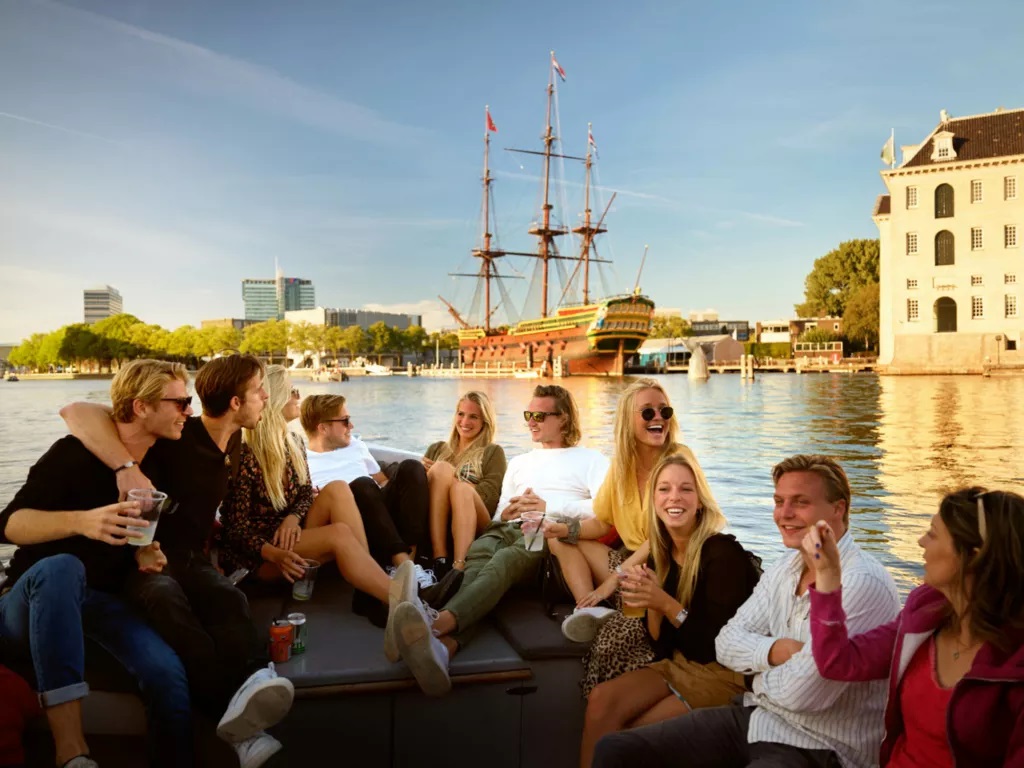 Een uitstapje op het water: Vijf voordelen van een boottocht door Amsterdam