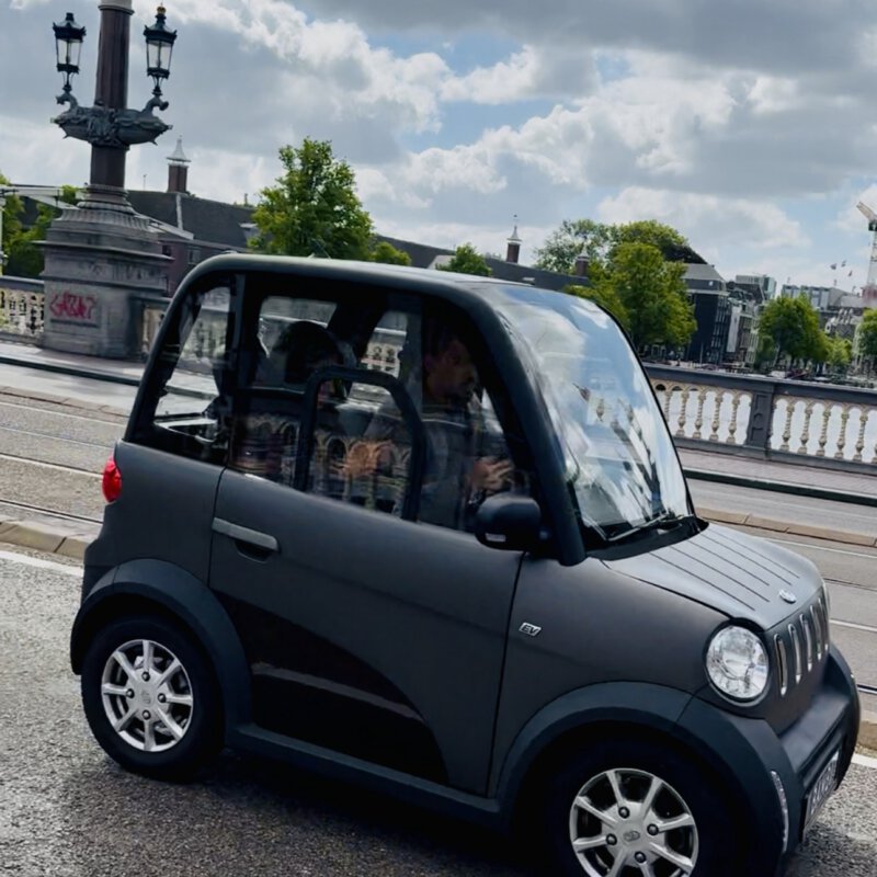 Zijn de mini cars in Amsterdam een briljante vondst of zorgen de city cars voor ordinaire overlast?