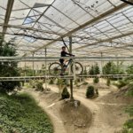 Indoor Mountainbike Almere, MTB challenge, mountainbike, Cube, Almere, Visit Almere, moeder zoon uitje, uit met kinderen, actief uitje,