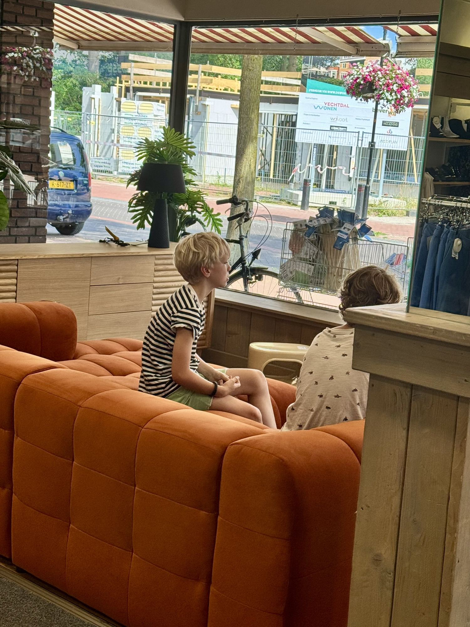 Retourgoederen, outlet, verkoophuis Slagharen, Wehkamp, sale, outlet, geheim adres, meubelen Designmeubelen, kleding & accessoires, outlet kleding, verkoophal,
