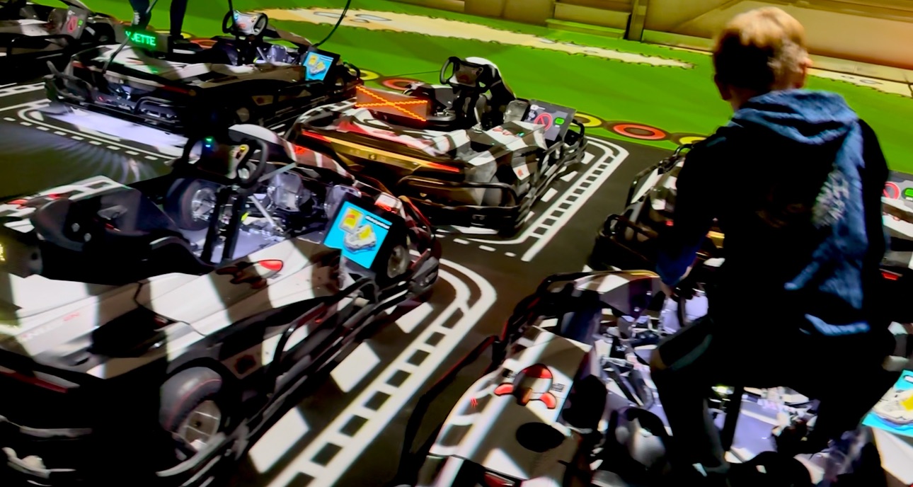 BattleKart Apeldoorn, racen, karten, elektrisch karten, teamuitje, kinderfeestje Apeldoorn, VR, videogames, bedrijfsuitje, teamuitje