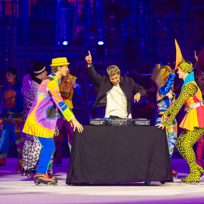 Groningen in de ban van première Holiday on Ice HORIZONS met Jody Bernal als zingende DJ op schaatsen