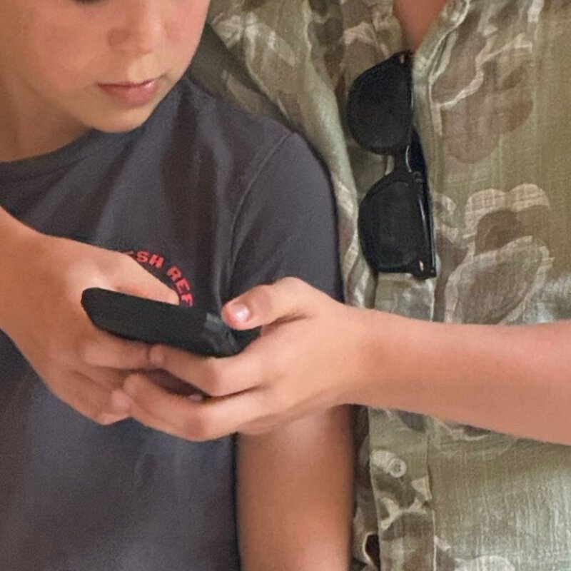 Een eerste smartphone voor je kind. Veiligheid, groepsdruk en de twijfel van ouders