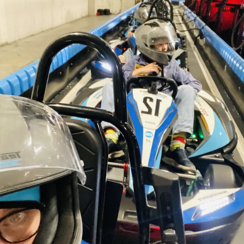 Indoor karten met het hele gezin bij TeamSport E Karting in Utrecht en Groningen. Wie is bij jullie de snelste van de familie?